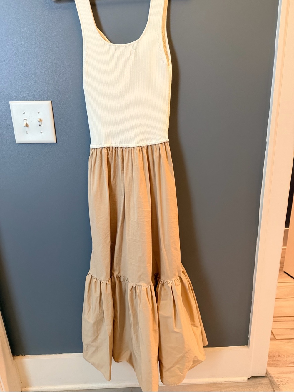Elan White and Beige Two-Tone Tiered Midi Dress - Picture 5 of 7
